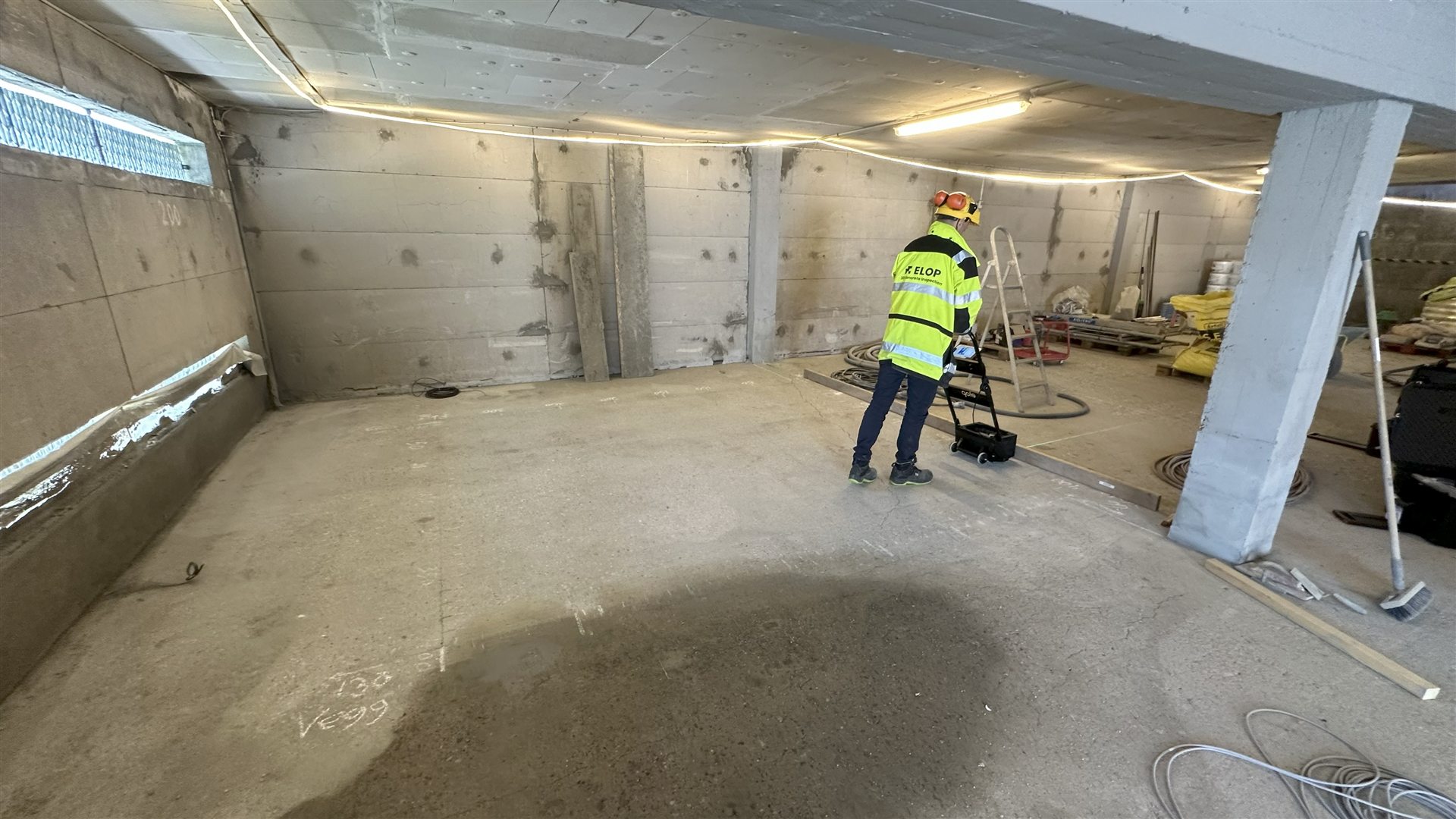 Elop Insight scanner during floor scanning